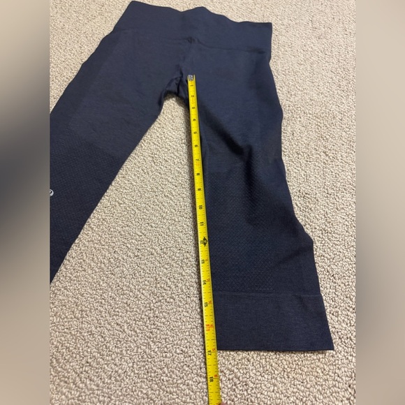 NAVY BLUE SIZE 4 LULULEMON COMPRESSION CROPPED LEGGINGS - Picture 3 of 6